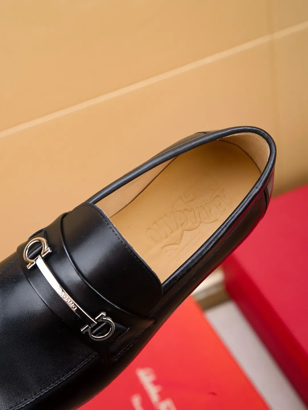 Men's shoes 💰460 🕷🕷🐂【Ferragamo】Ferragamo Popular fashionable leather shoes🇨🇳Official website counter 1:1 production, original mold opening💯Good quality can be seen, imported high-end first-layer waxed calfskin, water-dyed🐂leather lining🌿very clear texture, high-quality waterproof, non-slip and wear-resistant outsole🎋high quality and low price, truly handmade🍓colors available! Code number 39-44......(38.45.46.47 customized)